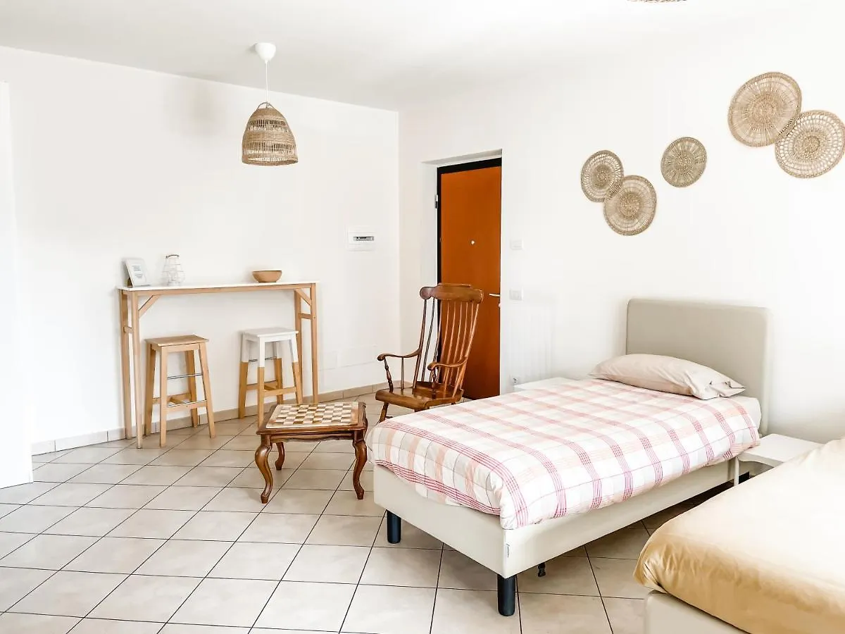 בית חווה וארסה Agriturismo Familiare I Giardini Del Lago איטליה